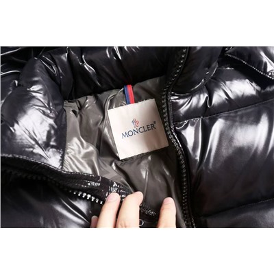 Теплая зимняя куртка пуховик Moncle*r с глянцевой поверхностью