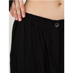 Черные брюки с вырезом ниже колена