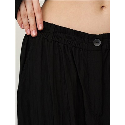 Черные брюки с вырезом ниже колена