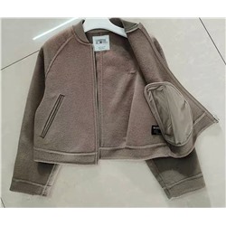 Zar*a   ♥️ шерстяной бомбер для девочек.. коллекция 2024✔️ один из моих самых любимых продавцов детской  одежды zar*a.. одежда приходит отличного качества, в большинстве случаев с оригинальными бирками 👕  ✅Цвет: на фото   ✅Материал: 50%шерсть; 50%полиэстер