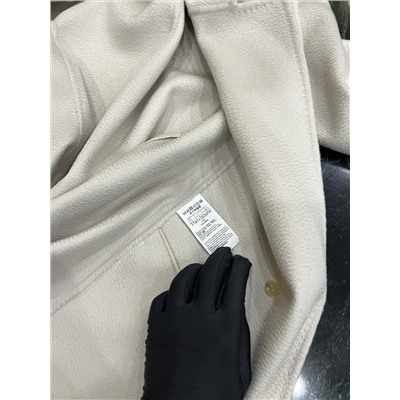 Maxmara Bondone имеет большую длину и больше подходит для женщин ростом выше 163 см. Изготовлен из двухрядной роговой пряжки и гофрированного кашемира. Все изделие сшито вручную. Ткань: 100% кашемир. Распродажа  оригинальный сингл