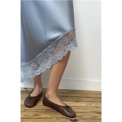 FALDA MIDI SATINADA BAJO ASIMÉTRICO ENCAJE