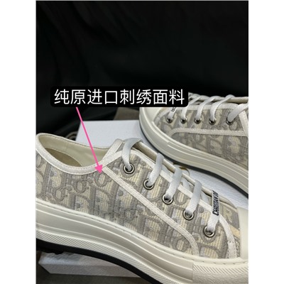 -Импортная чистая оригинальная ткань для вышивки (непревзойденная трехмерная мягкость) -Импортная подкладка из овчины. - Подошва частной модели .высокая версия