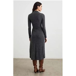 Изысканное базовое платье с высоким воротом