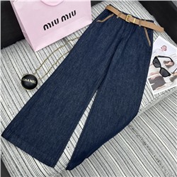 прямые брюки из джинсовой ткани с карманами и подолом, кожаным ремнем по индивидуальному заказу, вышитой нашивкой с надписью на кармане,