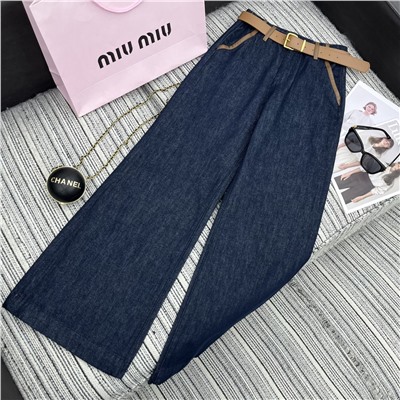 прямые брюки из джинсовой ткани с карманами и подолом, кожаным ремнем по индивидуальному заказу, вышитой нашивкой с надписью на кармане,