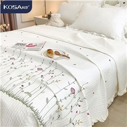 Мягкое и нежное  покрывало с наволочками с нежной вышивкой