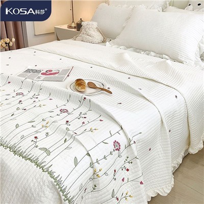 Мягкое и нежное  покрывало с наволочками с нежной вышивкой