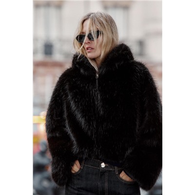 ABRIGO CORTO CAPUCHA EFECTO PELO