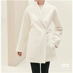 Пальто  Her*, двустороннее шерстяное пальто с большими карманами, изготовлено из высококачественной двусторонней кашемировой шерсти 100. Она плотная и не пропускает свет. Цвет поверхности однородный, волосы тонкие, замша пухлая. С точки зрения производственного процесса, ручная резка швов является очень важным процессом. Он требует от опытных и квалифицированных работников проверки расстояния и глубины шва для каждой детали. Швы необходимо фиксировать простыми полосками, чтобы обеспечить герметичность швов. сшиты, линии более плавные и изысканные. Каждое двустороннее шерстяное пальто по своей сути роскошно, а ценность его кроется в упорном труде. Это связано не только с превосходством готовой продукции ручной работы, но и с самими характеристиками ткани, которые заложили основу для более высокой цены