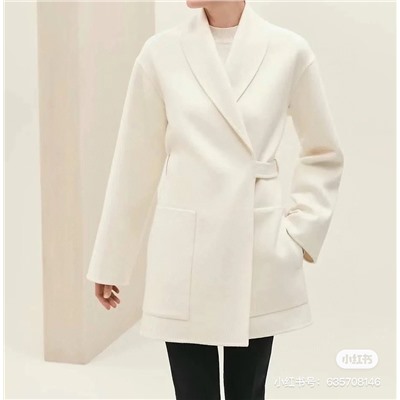 Пальто  Her*, двустороннее шерстяное пальто с большими карманами, изготовлено из высококачественной двусторонней кашемировой шерсти 100. Она плотная и не пропускает свет. Цвет поверхности однородный, волосы тонкие, замша пухлая. С точки зрения производственного процесса, ручная резка швов является очень важным процессом. Он требует от опытных и квалифицированных работников проверки расстояния и глубины шва для каждой детали. Швы необходимо фиксировать простыми полосками, чтобы обеспечить герметичность швов. сшиты, линии более плавные и изысканные. Каждое двустороннее шерстяное пальто по своей сути роскошно, а ценность его кроется в упорном труде. Это связано не только с превосходством готовой продукции ручной работы, но и с самими характеристиками ткани, которые заложили основу для более высокой цены