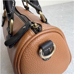 Женская кожаная компактная, при этом  вместительная сумка