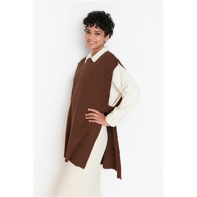 TRENDYOL MODEST Kahverengi Yanları Yırtmaç Detaylı Triko Süveter TCTAW23SV00010