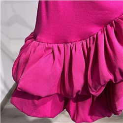 Яркое мини-платье на тонких бретелях