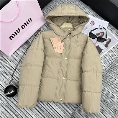 Пуховик Miu* new хлеб с капюшоном, украшение с вышивкой буквами, полный наполнитель из пуха, 90 наполнителей из белого гусиного пуха, фурнитура YB, индивидуализация 1:1, высокое качество, трехцветный SML