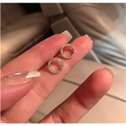 Маленькие и изысканные серьги для женщин