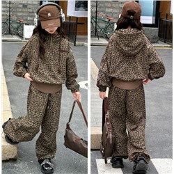 Спортивный костюм. В трендовой расцветке - леопард