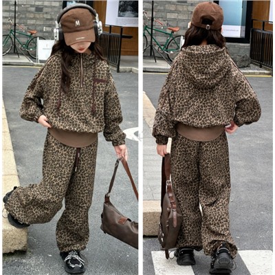 Спортивный костюм. В трендовой расцветке - леопард