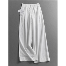 Женская прямая рубашка и белоснежные красивые брюки создают прекрасный комплект