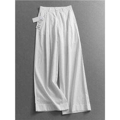 Женская прямая рубашка и белоснежные красивые брюки создают прекрасный комплект