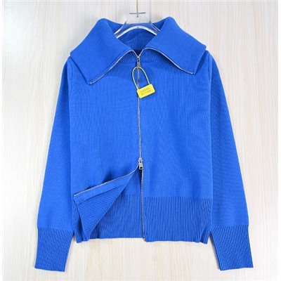 Короткий вязаный кардиган слегка свободного кроя