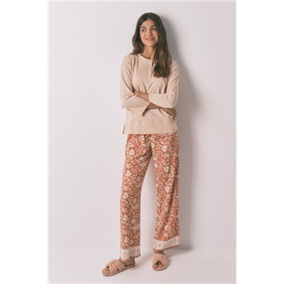 Conjunto de pantalón y camiseta