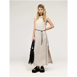 Бежевое приталенное платье без рукавов с поясом