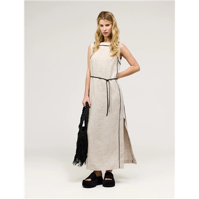 Бежевое приталенное платье без рукавов с поясом