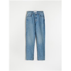 Vaqueros straight con aberturas en el bajo