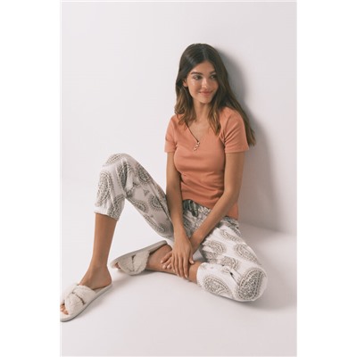 Conjunto de pantalón y camiseta