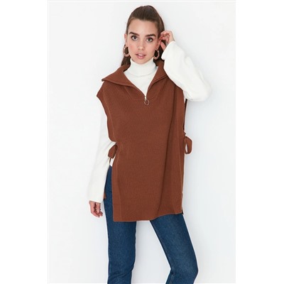 TRENDYOL MODEST Kahverengi Fermuarlı Yaka Yanları Bağlama Detaylı Triko Süveter TCTAW22UV0009