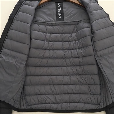 Очень легкая мужская стеганная куртка  Repla*y