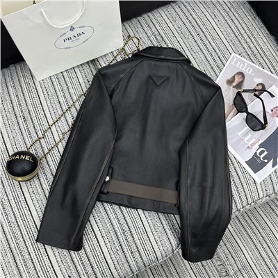 Куртка с длинными рукавами и лацканами из овчины, кожаным ремнем по индивидуальному заказу. Высококачественное качество YB1:1 по индивидуальному заказу