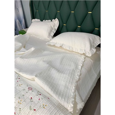 Мягкое и нежное  покрывало с наволочками с нежной вышивкой