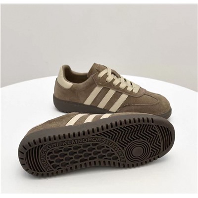 Женские кроссовки в ретро стиле