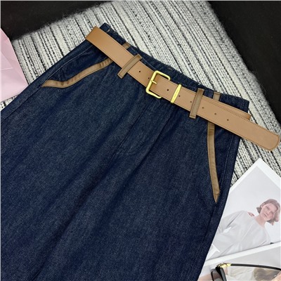 прямые брюки из джинсовой ткани с карманами и подолом, кожаным ремнем по индивидуальному заказу, вышитой нашивкой с надписью на кармане,