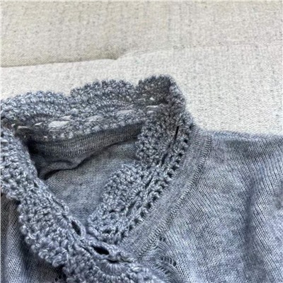 Нежный женский кардиган с отделкой кружевом ручной работы