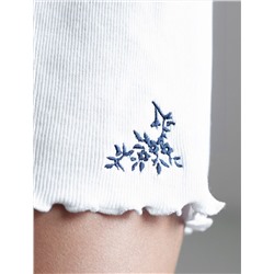 Короткие шорты на резинке с вышивкой из фактурного трикотажа в мелкий рубчик