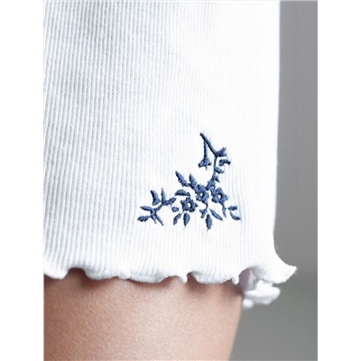 Короткие шорты на резинке с вышивкой из фактурного трикотажа в мелкий рубчик