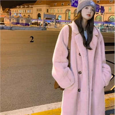 Шубка, очеееень мягкая😍 немного мех помятый, довольно толстая.