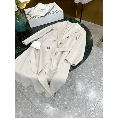 Maxmara Bondone имеет большую длину и больше подходит для женщин ростом выше 163 см. Изготовлен из двухрядной роговой пряжки и гофрированного кашемира. Все изделие сшито вручную. Ткань: 100% кашемир. Распродажа  оригинальный сингл