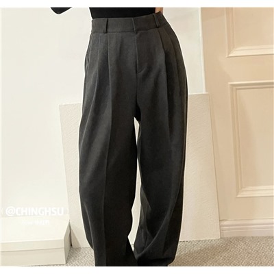 BC Итальянские серые импортные шерстяные повседневные брюки с эластичной резинкой на талии  Очень свободные брюки с эластичной талией. Эксклюзивно изготовленная по индивидуальному заказу импортная ткань из 100% камвольной шерсти, которая имеет нежную и мягкую текстуру и особенно хорошо драпируется. Планка оснащена застежкой-молнией YKK, высококачественной серой, слегка зауженной формой брюк, дизайном с двойными складками, слегка воздушными плавными линиями, изменяющими форму ног.