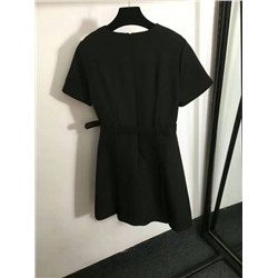 стильное платье с металлическими буквами и поясом на талии и короткими рукавами, черное, SML, [размер M; ширина плеч 39, обхват груди 94, обхват талии 80, длина рукава 20, длина платья 85]