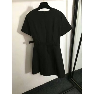 стильное платье с металлическими буквами и поясом на талии и короткими рукавами, черное, SML, [размер M; ширина плеч 39, обхват груди 94, обхват талии 80, длина рукава 20, длина платья 85]