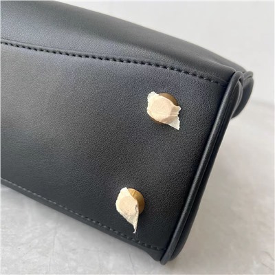 Женская кожаная сумка актуальной формы