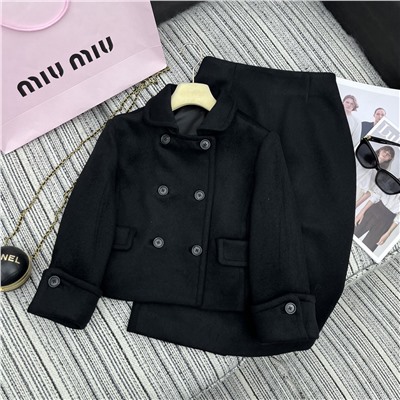 шерстяной двубортный пиджак Miu* из серии ранней осени 2024 года в сочетании с костюмом с юбкой в ​​полный рост, вышитая нашивка с буквами, два цвета