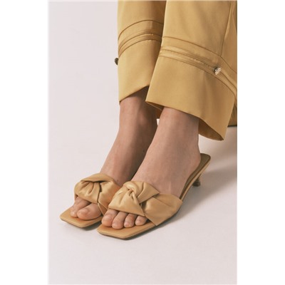 Sandalias tacón kitten satén mostaza