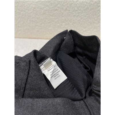 BC Итальянские серые импортные шерстяные повседневные брюки с эластичной резинкой на талии  Очень свободные брюки с эластичной талией. Эксклюзивно изготовленная по индивидуальному заказу импортная ткань из 100% камвольной шерсти, которая имеет нежную и мягкую текстуру и особенно хорошо драпируется. Планка оснащена застежкой-молнией YKK, высококачественной серой, слегка зауженной формой брюк, дизайном с двойными складками, слегка воздушными плавными линиями, изменяющими форму ног.