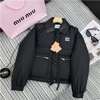 2024 года Miu* новый пуховик из овчины с лацканами и украшением с буквенным принтом, дизайн большого кармана, полный наполнитель из 90% белого гусиного пуха, двухцветный SML