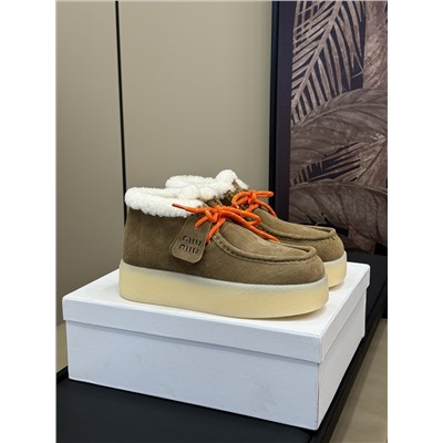 Осенне-зимние повседневные туфли Miu 24 на толстой меховой подошве. Утолщенная подошва контрастного цвета хорошо увеличивает рост. Замшевый верх имеет нежную текстуру, а цвет хорошо сочетается с осенне-зимним периодом.  Подкладка из овечьей шерсти